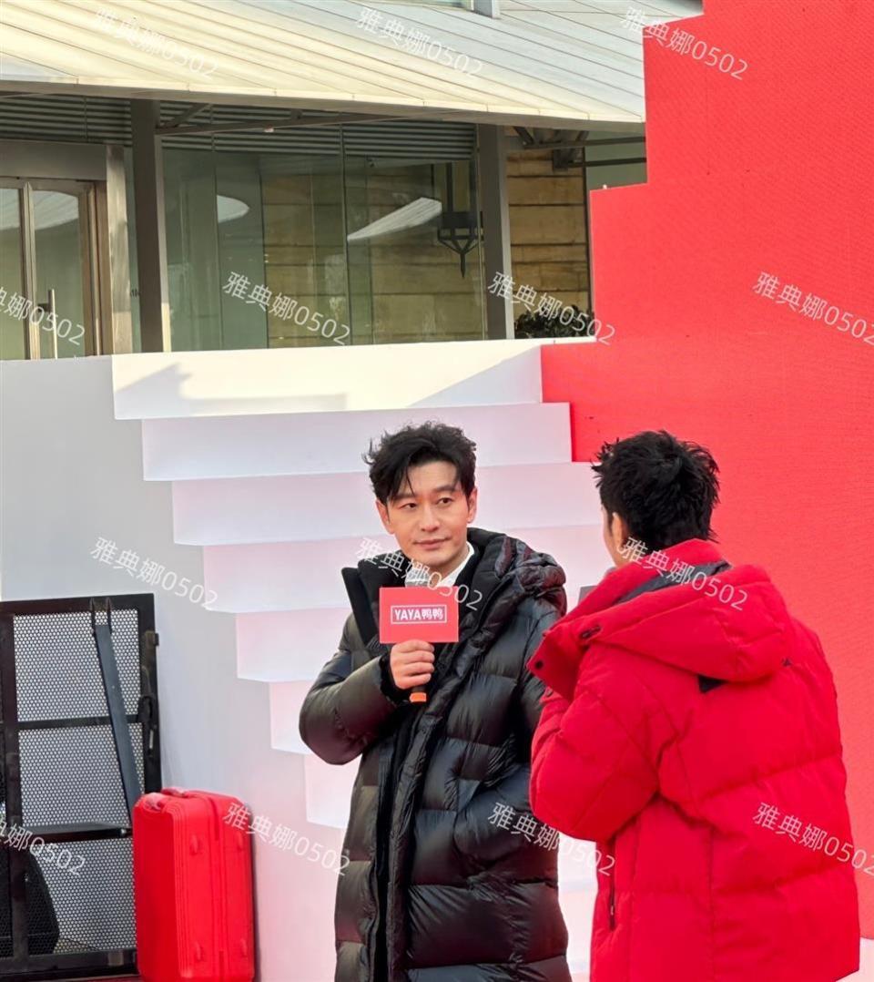 黄晓明本人其实挺年轻，就是红底增高鞋和厚重的假发造型不适合他(图11)