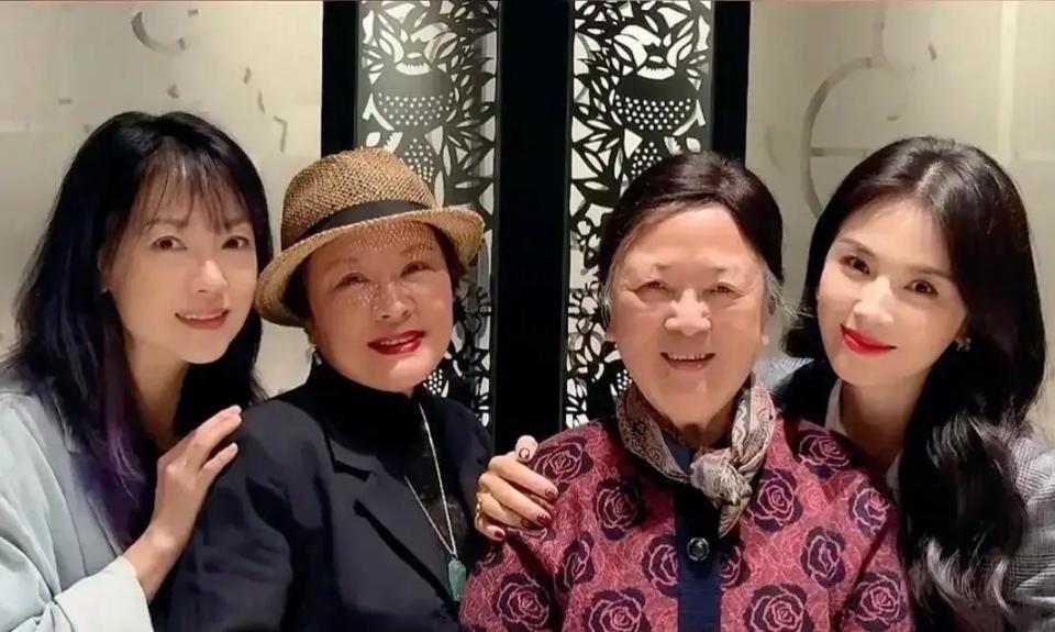 47岁刘涛现身广东，她化着大红唇，打扮精致贵气，看起来气血充盈(图2)