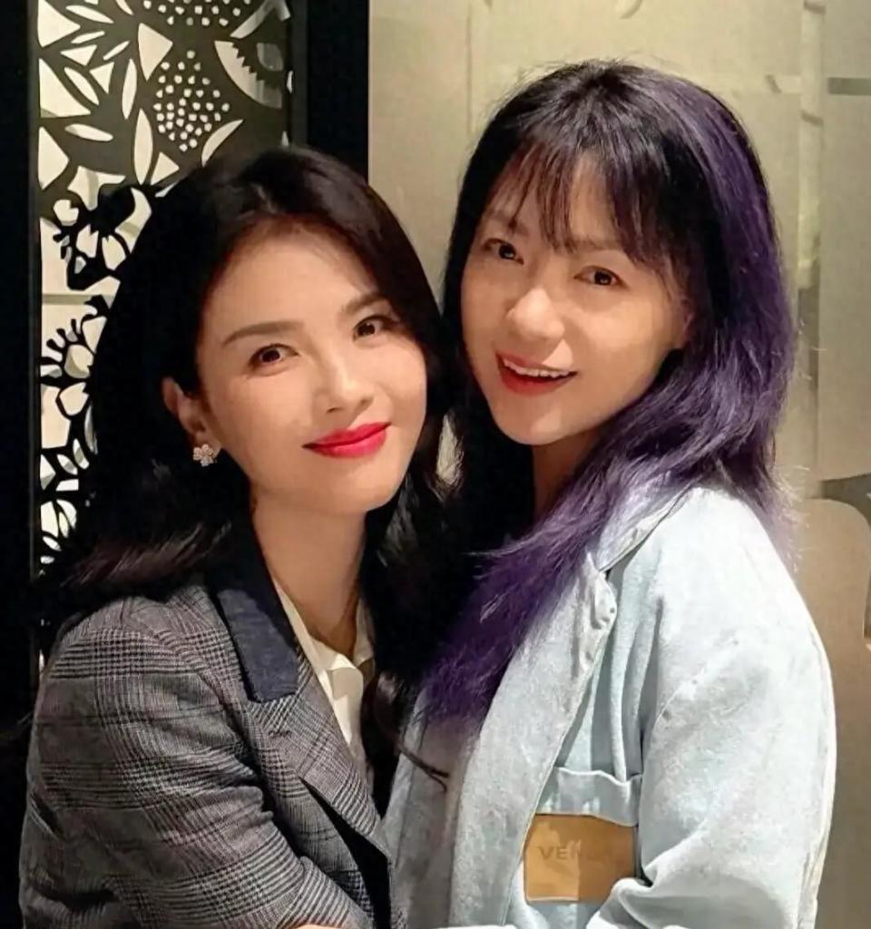 47岁刘涛现身广东，她化着大红唇，打扮精致贵气，看起来气血充盈(图1)