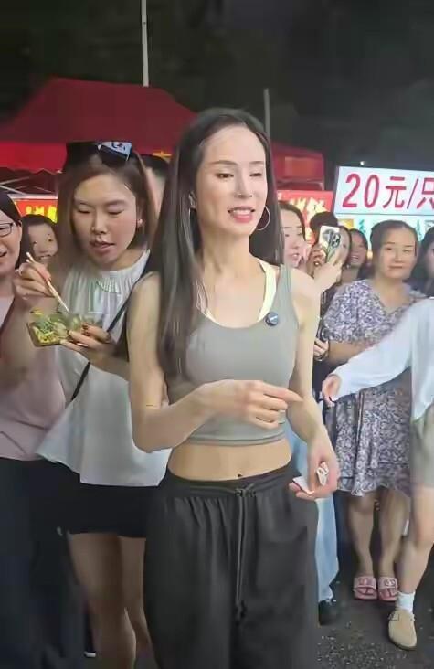 59岁李若彤近照曝光：素颜无皱纹，坚持健身24年，回应不婚不育质疑(图4)