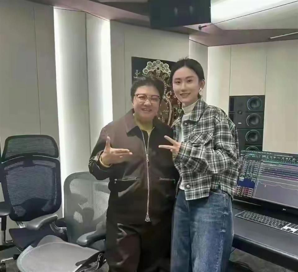 韩红减了四十斤，53岁的她确实帅气很多，姐更慈祥了！(图2)