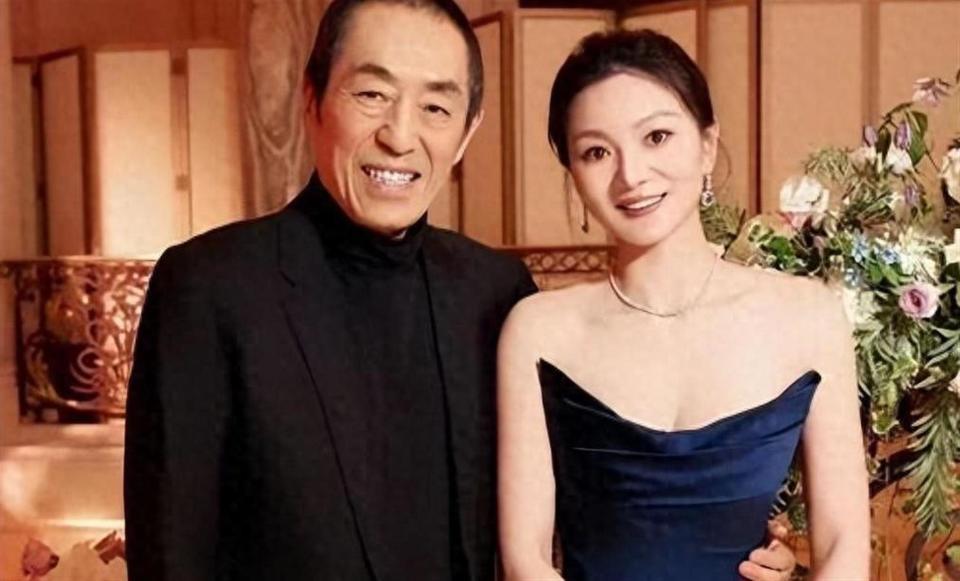 25年恩爱抵不过残酷现实，74 岁张艺谋老态龙钟，43 岁陈婷风韵犹存(图1)