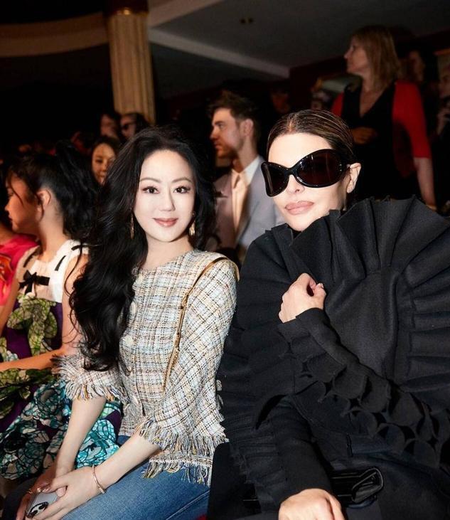 章小蕙61岁了，穿搭不露腿不露腰，普通人25岁都难以实现这状态(图3)