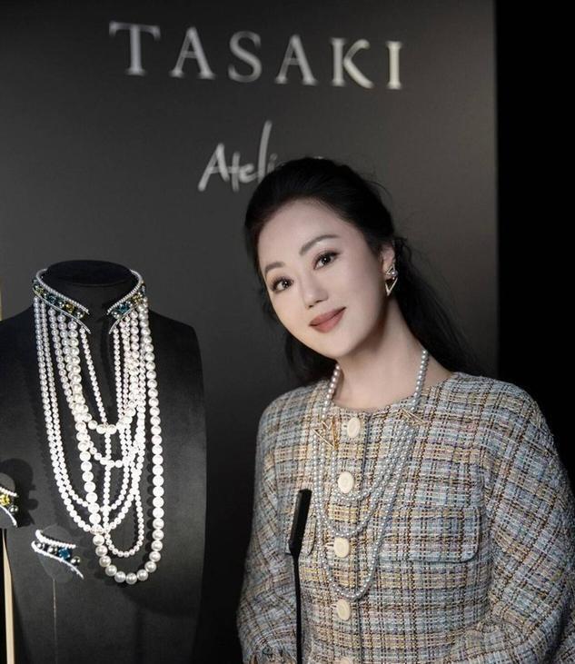 章小蕙61岁了，穿搭不露腿不露腰，普通人25岁都难以实现这状态(图2)