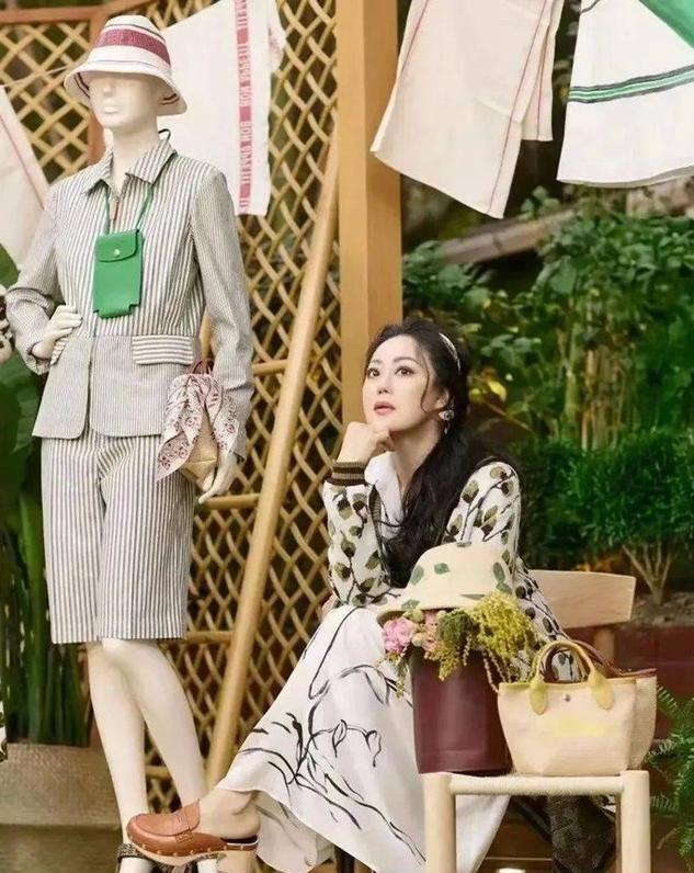 章小蕙61岁了，穿搭不露腿不露腰，普通人25岁都难以实现这状态(图1)