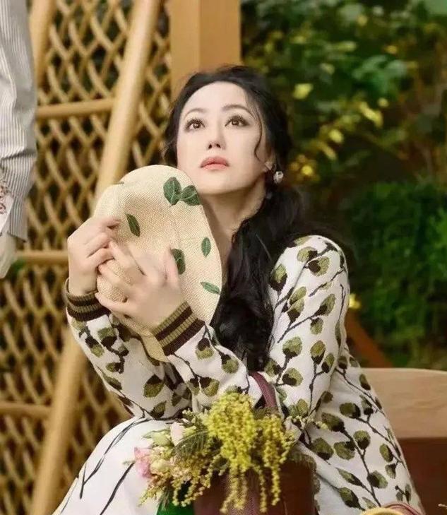 章小蕙61岁了，穿搭不露腿不露腰，普通人25岁都难以实现这状态(图4)