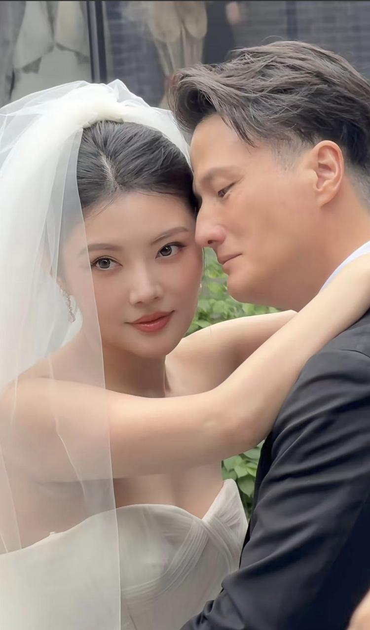 徐冬冬婚礼紧急“踩刹车”！10万婚纱让道