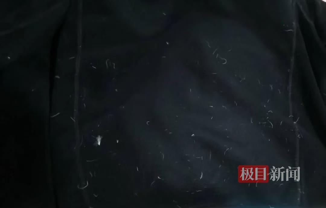 女子在胖东来买羽绒服4个月后发现跑绒，协商后全额退款，工作人员：可提供终身维修服务(图2)