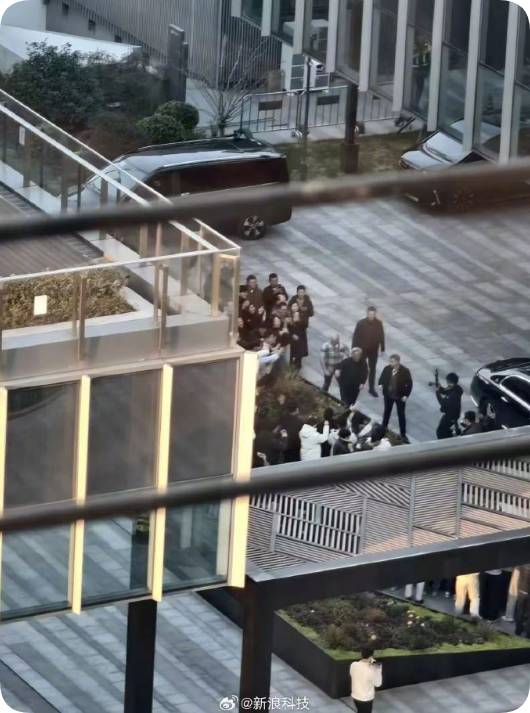 正值H200芯片出口关键期 黄仁勋再度来华 首站现身英伟达上海办公室(图1)