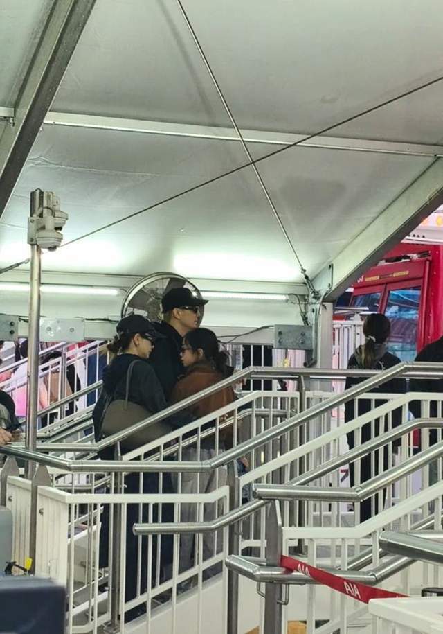 香港偶遇戚薇一家，seven穿姐姐外套毫无违和感，一家都是墨镜控(图4)