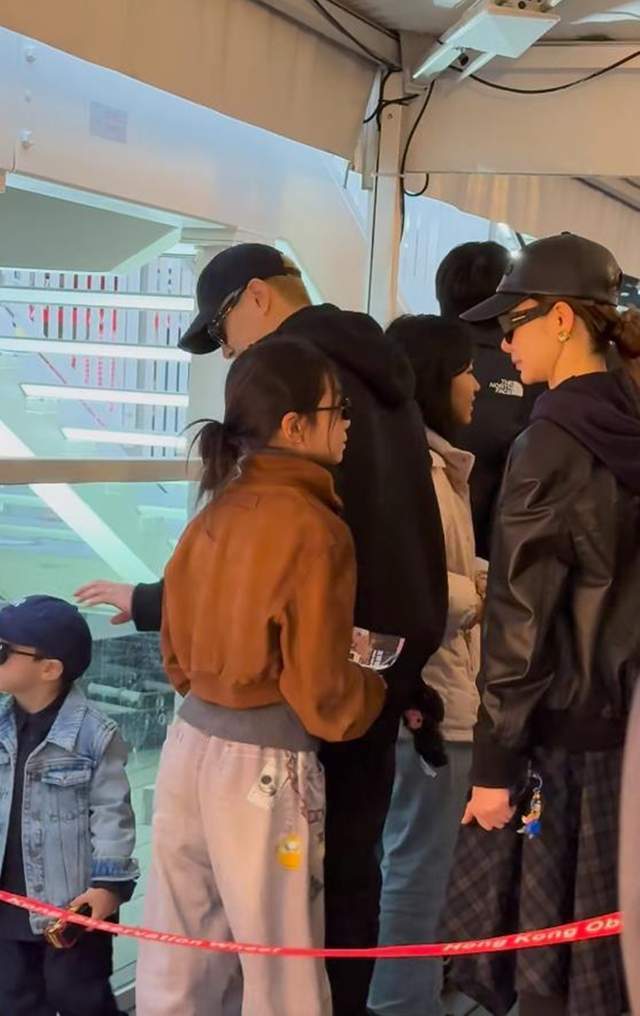 香港偶遇戚薇一家，seven穿姐姐外套毫无违和感，一家都是墨镜控(图1)