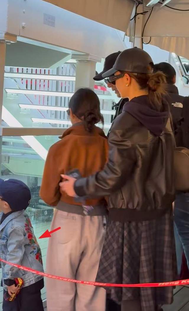 香港偶遇戚薇一家，seven穿姐姐外套毫无违和感，一家都是墨镜控(图2)