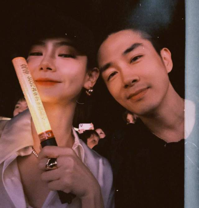 香港偶遇戚薇一家，seven穿姐姐外套毫无违和感，一家都是墨镜控(图7)