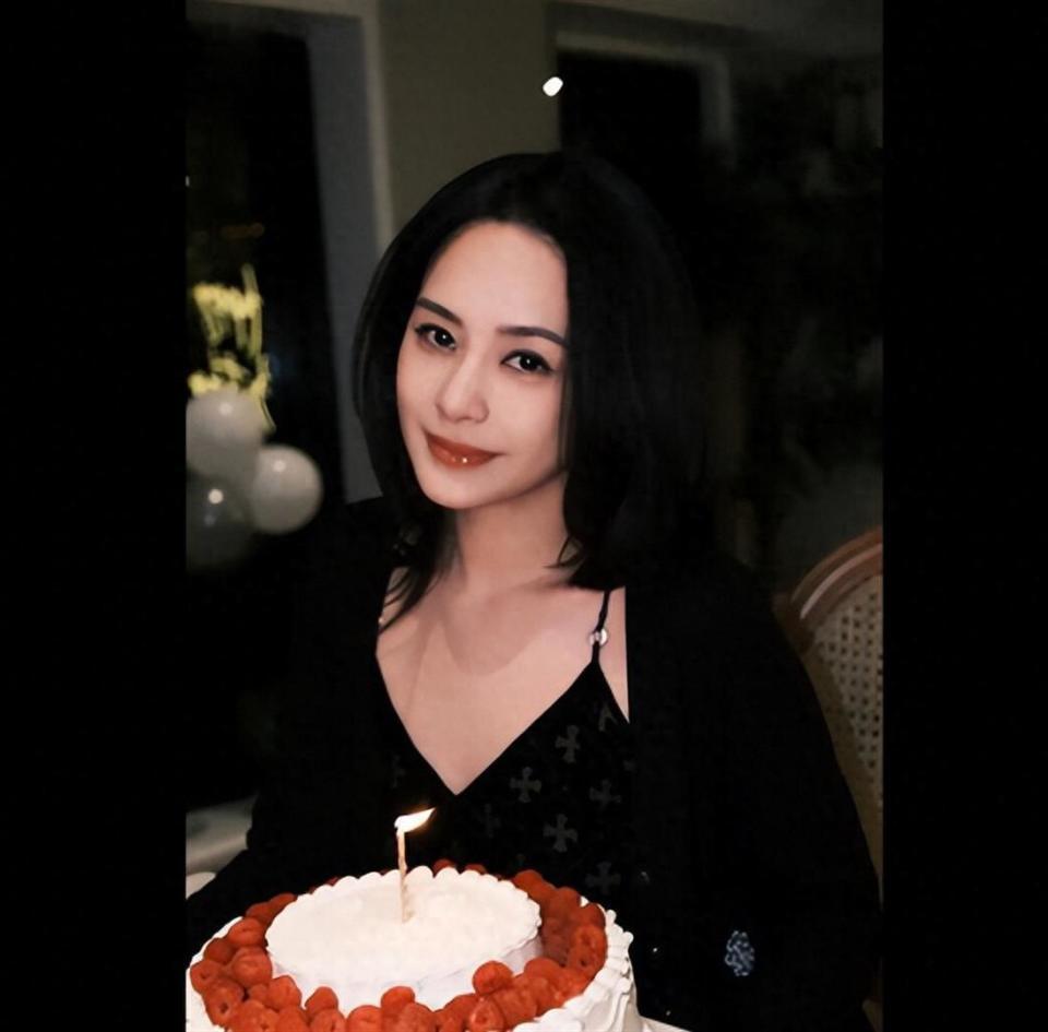 阿娇迎来45岁生日，鲜花蛋糕超抢眼，幸福感十足！(图1)