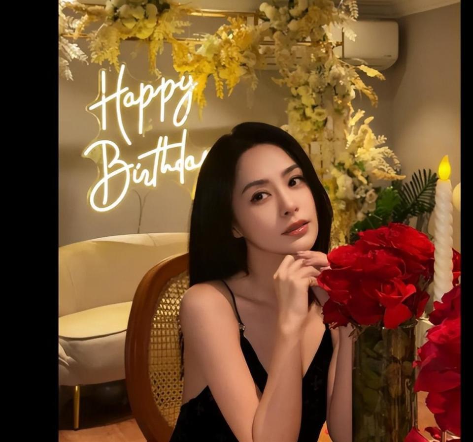 阿娇迎来45岁生日，鲜花蛋糕超抢眼，幸福感十足！(图4)