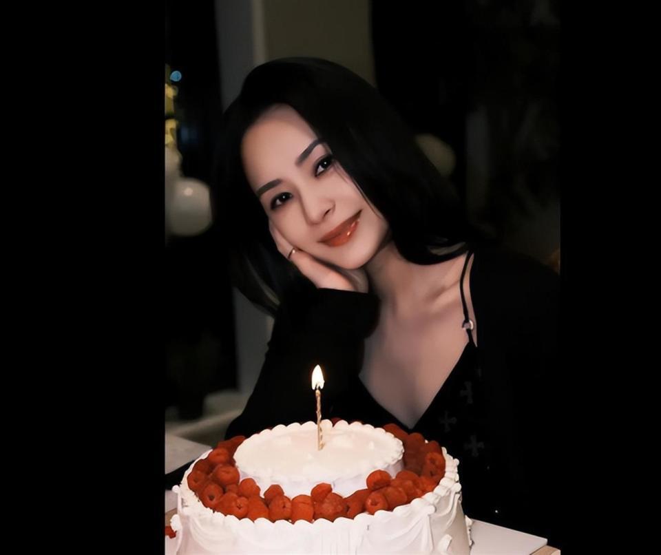 阿娇迎来45岁生日，鲜花蛋糕超抢眼，幸福感十足！(图2)