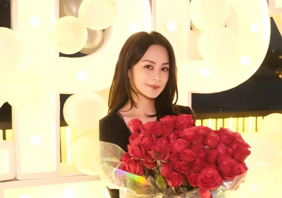 阿娇迎来45岁生日，鲜花蛋糕超抢眼，幸福感十足！(图7)