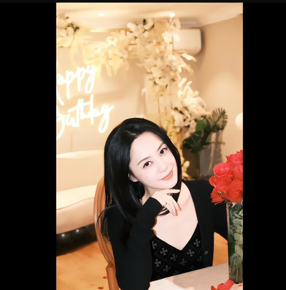 阿娇迎来45岁生日，鲜花蛋糕超抢眼，幸福感十足！(图6)
