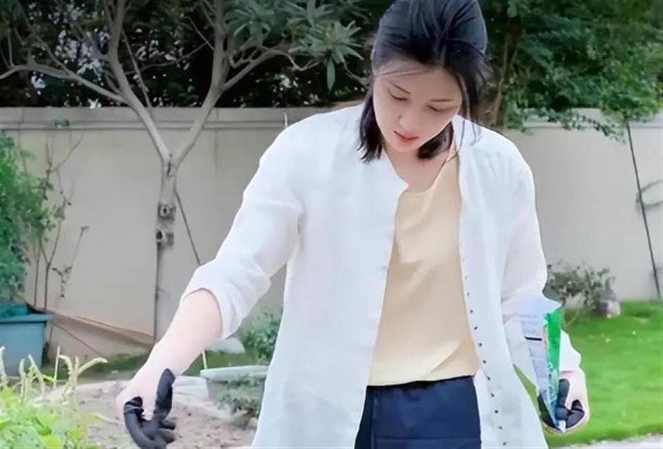 45岁童蕾现状，定居浙江农村，因丈夫背上债务变拍戏劳模(图4)