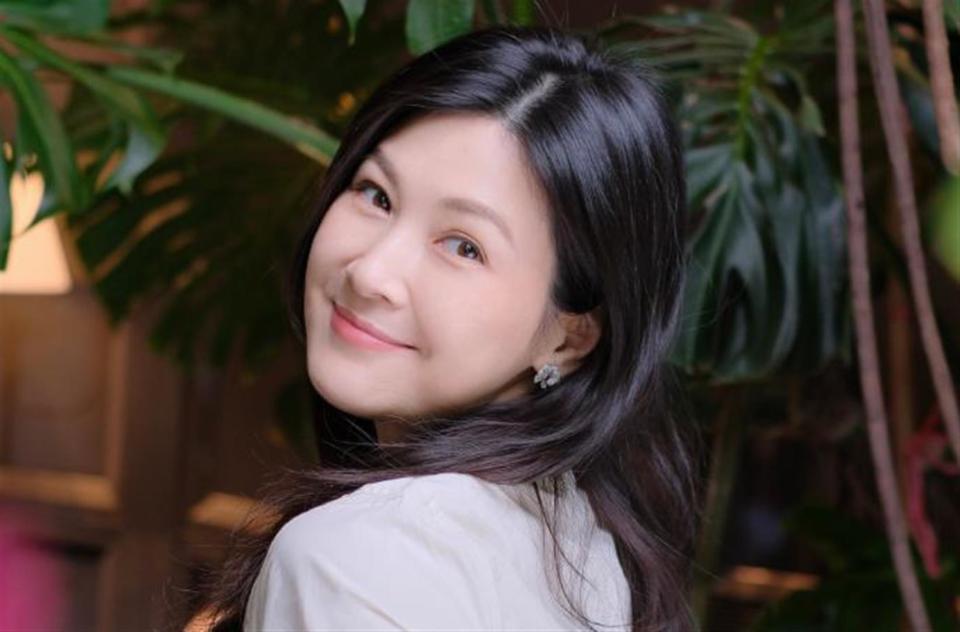 45岁童蕾现状，定居浙江农村，因丈夫背上债务变拍戏劳模(图2)