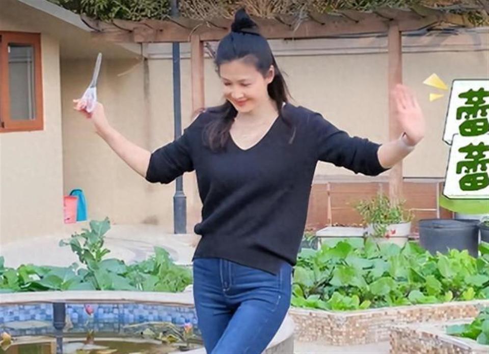 45岁童蕾现状，定居浙江农村，因丈夫背上债务变拍戏劳模(图11)