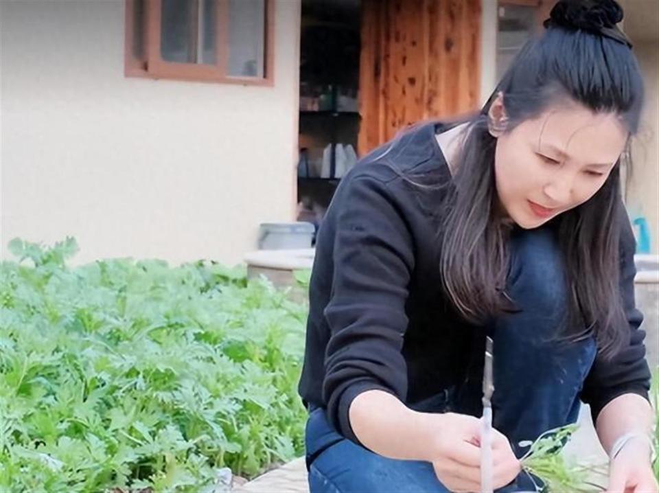 45岁童蕾现状，定居浙江农村，因丈夫背上债务变拍戏劳模(图12)