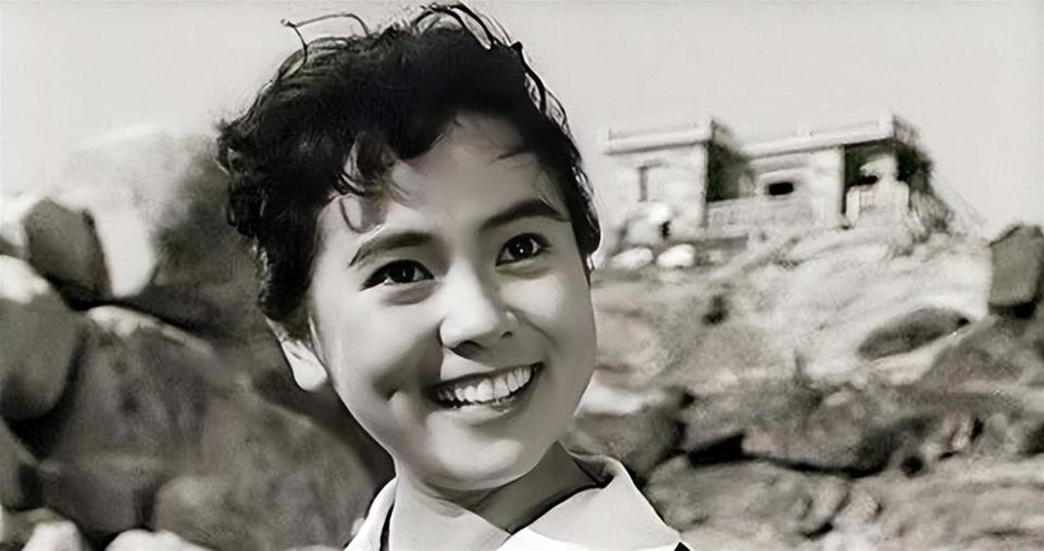 著名影星洪学敏现状：自然衰老气质佳，68岁仍未婚未育，定居香港(图6)