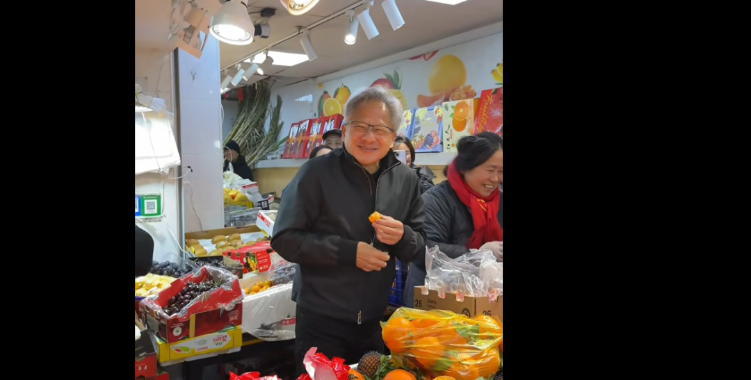 英伟达CEO黄仁勋现身上海菜市场边吃边逛