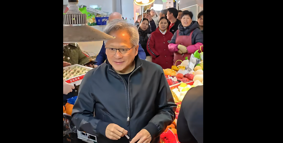 英伟达CEO黄仁勋现身上海菜市场边吃边逛，网友：食物不离手(图2)