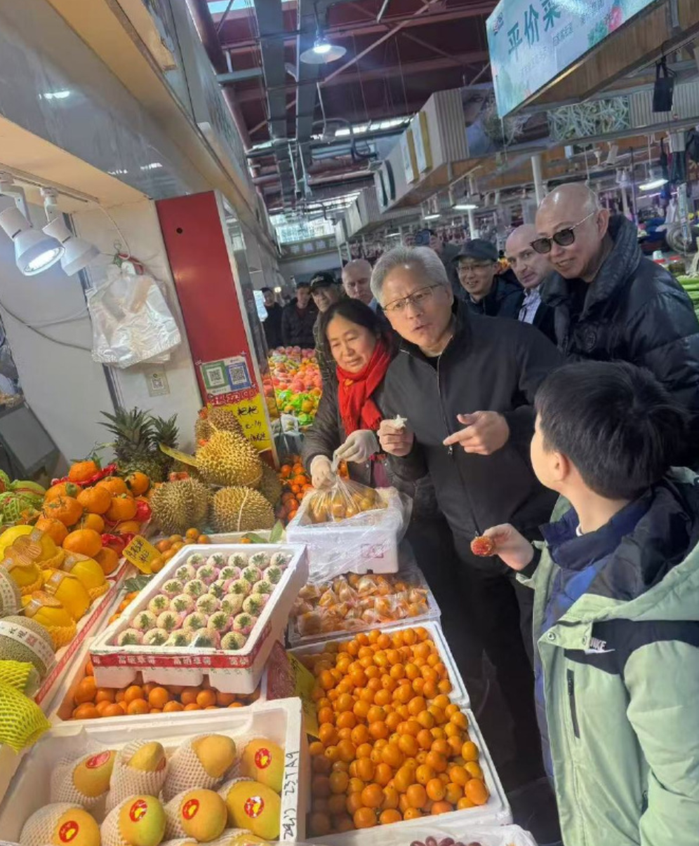 英伟达CEO黄仁勋现身上海菜市场边吃边逛，网友：食物不离手(图3)