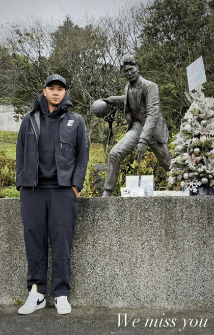 陈建州现身墓园探望高以翔，与铜像合影难掩悲伤(图1)