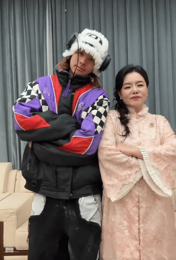 龚琳娜晒和儿子跳舞视频，雅酷混血高颜值超帅气(图1)