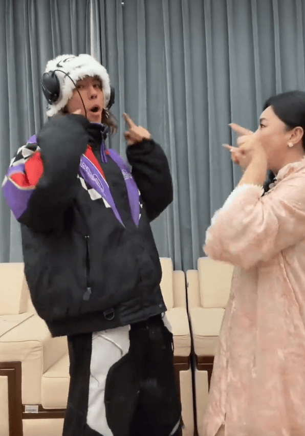 龚琳娜晒和儿子跳舞视频，雅酷混血高颜值超帅气(图4)