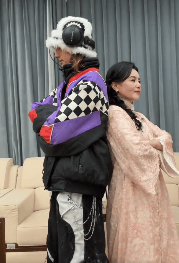 龚琳娜晒和儿子跳舞视频，雅酷混血高颜值超帅气(图3)