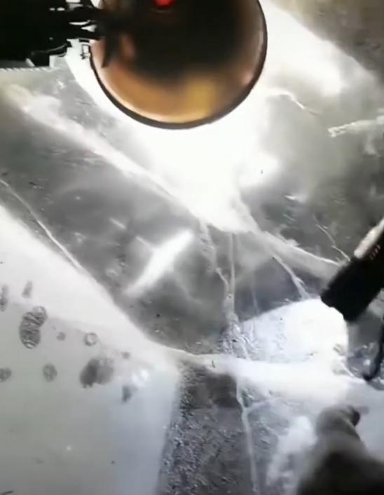 70岁老人走失近两天在冰河下被发现，救援队凿破近10厘米冰层捞出(图1)