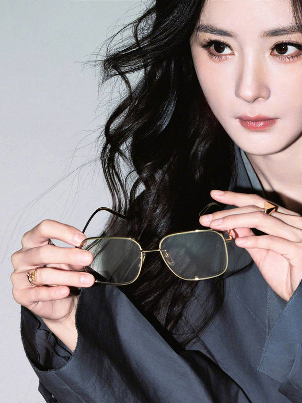 杨幂灰调层叠穿搭简约大气 冷艳随性魅力尽显(图2)