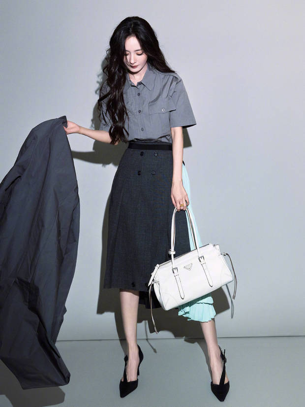 杨幂灰调层叠穿搭简约大气 冷艳随性魅力尽显(图1)
