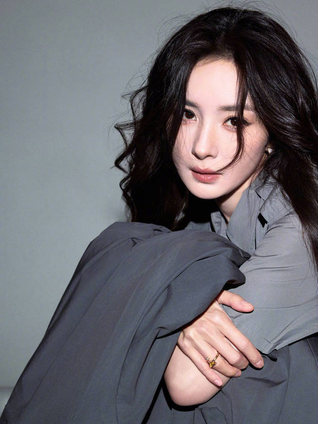 杨幂灰调层叠穿搭简约大气 冷艳随性魅力尽显(图4)