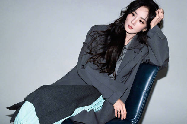 杨幂灰调层叠穿搭简约大气 冷艳随性魅力尽显(图8)