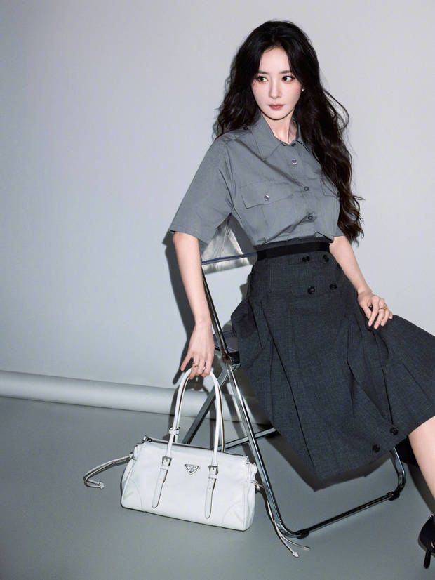 杨幂灰调层叠穿搭简约大气 冷艳随性魅力尽显(图6)
