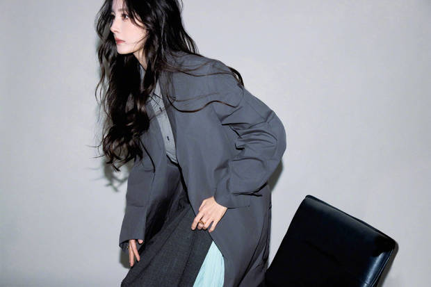 杨幂灰调层叠穿搭简约大气 冷艳随性魅力尽显(图7)