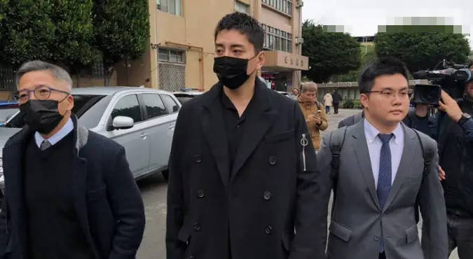 王大陆庭上自称“在当兵”引困惑！否认教唆