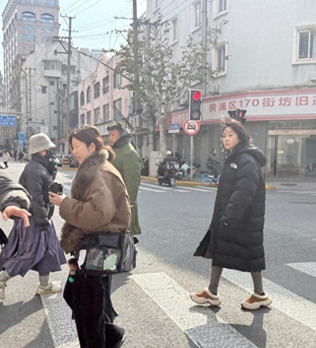 闫妮上海街头生图曝光！风吹乱发不躲，这才是真“松弛感”天花板选项(图3)