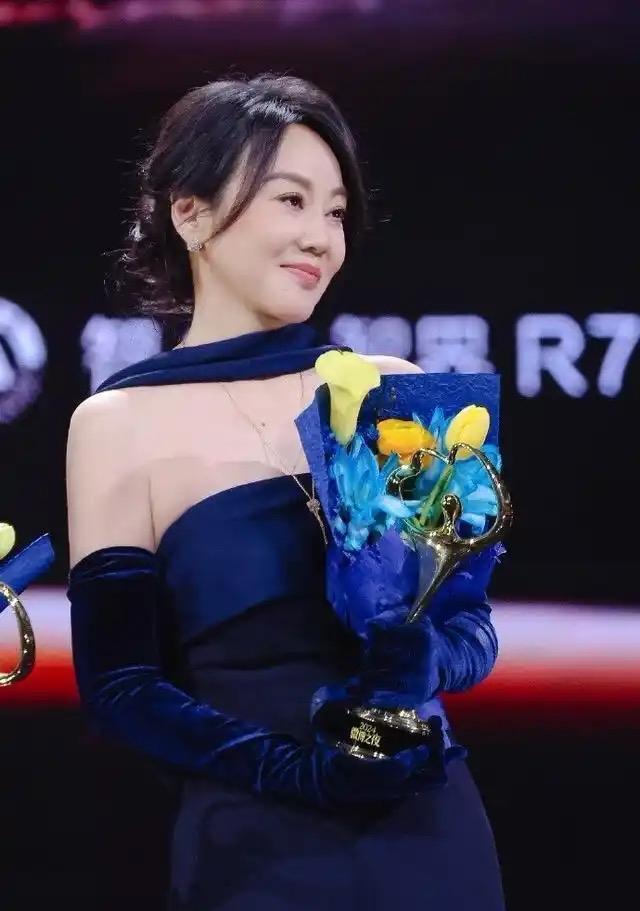 闫妮上海街头生图曝光！风吹乱发不躲，这才是真“松弛感”天花板选项(图4)