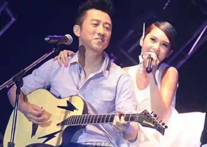 庾澄庆牵老婆看演唱会！张嘉欣脸上虽然皱纹