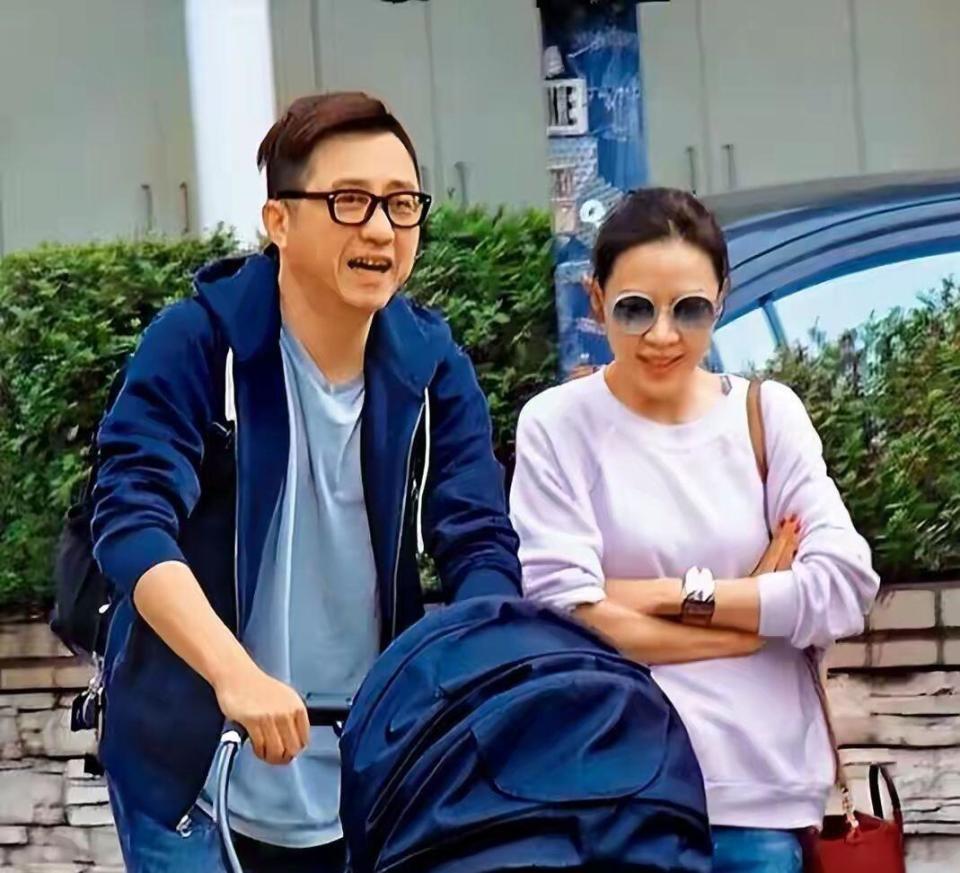 庾澄庆牵老婆看演唱会！张嘉欣脸上虽然皱纹多，却被夸比伊能静有气质(图2)