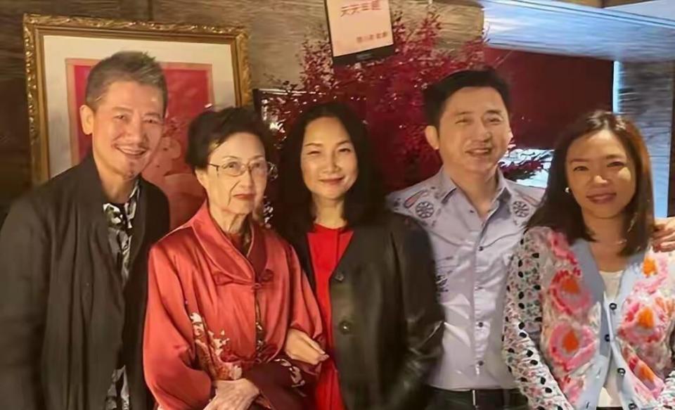 庾澄庆牵老婆看演唱会！张嘉欣脸上虽然皱纹多，却被夸比伊能静有气质(图5)