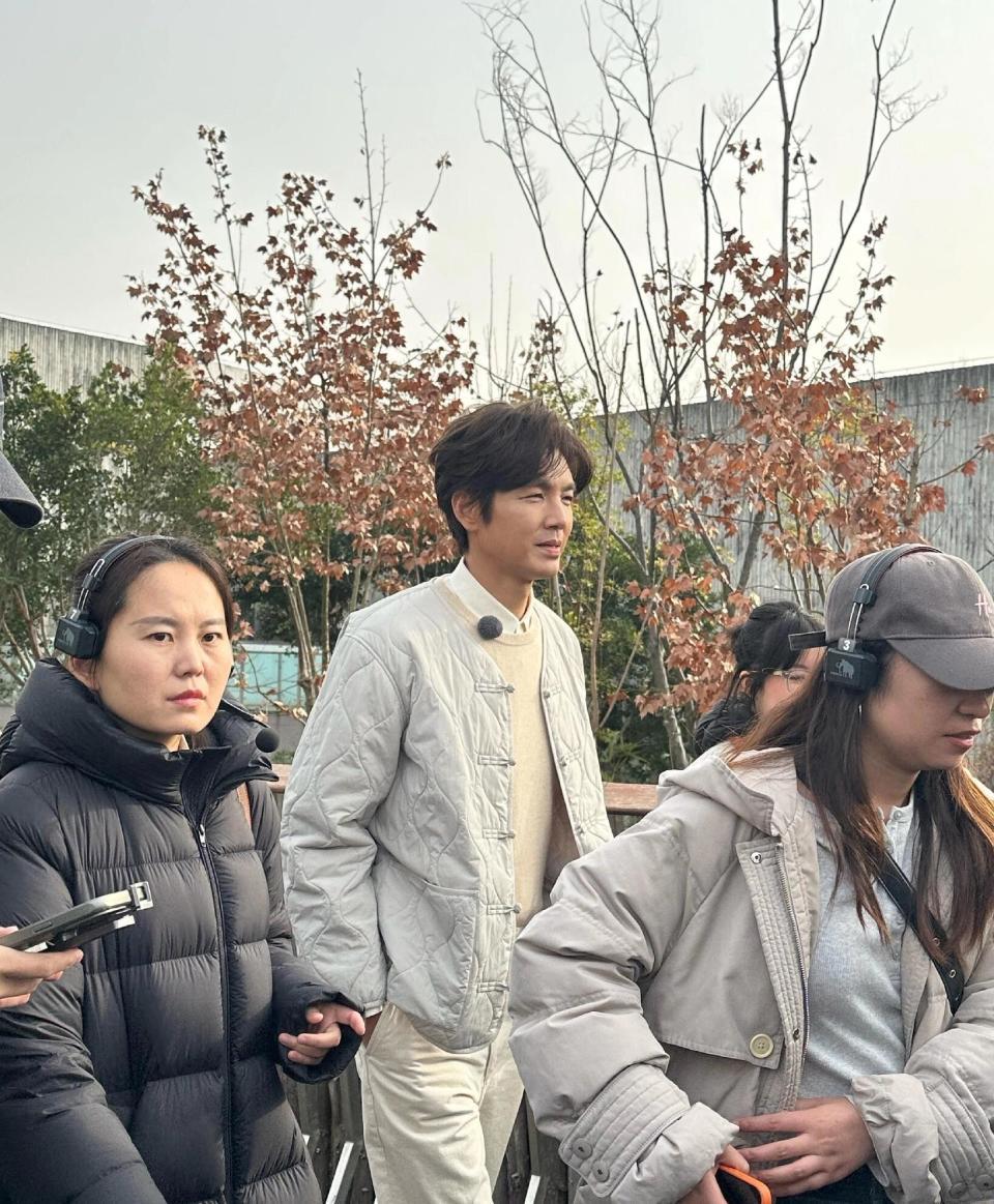 钟汉良现身成都熊猫基地，帅得超有范儿，不愧是童年男神天花板！(图1)