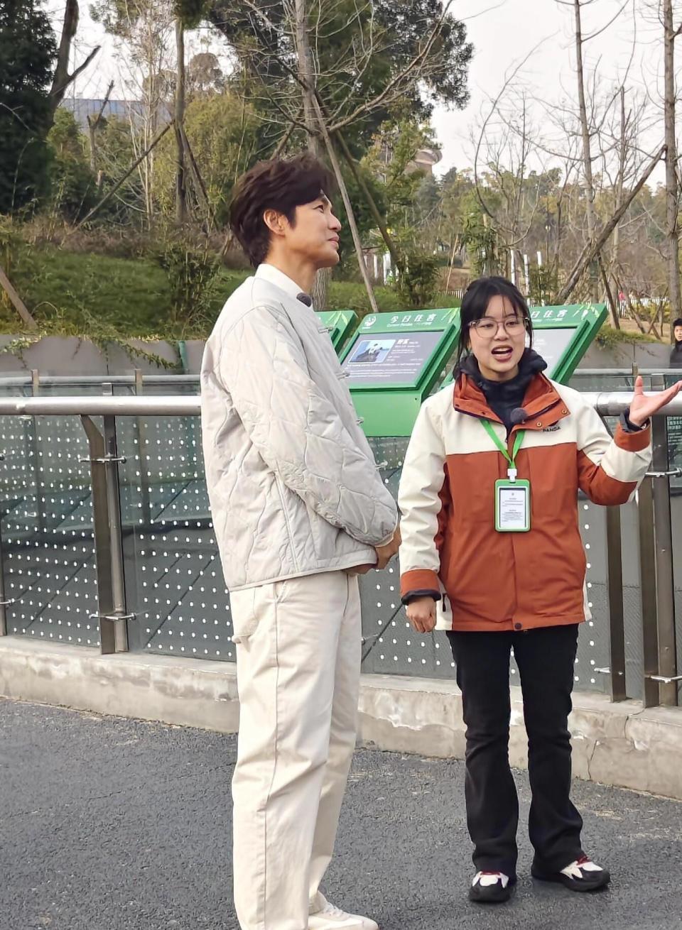 钟汉良现身成都熊猫基地，帅得超有范儿，不愧是童年男神天花板！(图2)