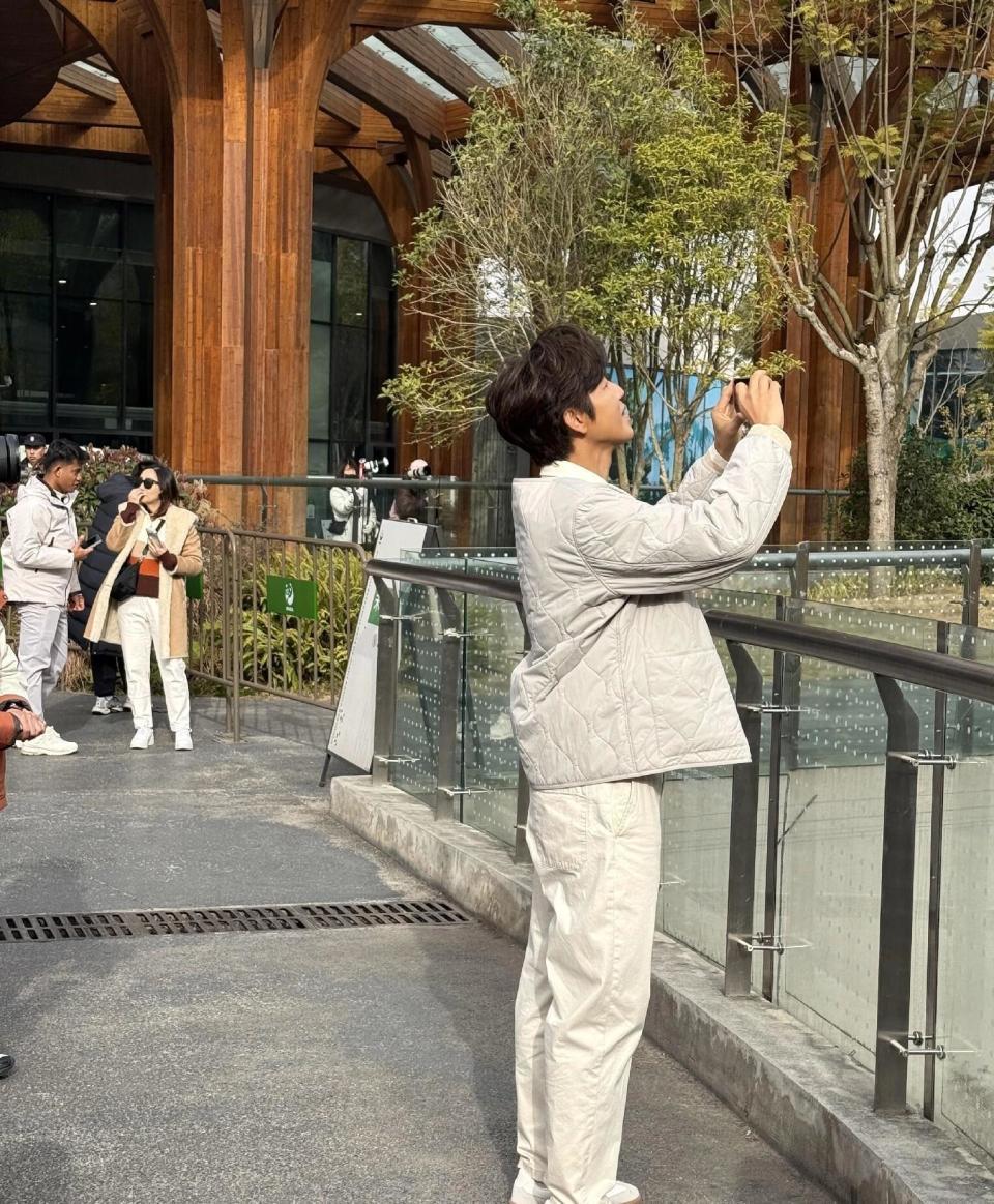 钟汉良现身成都熊猫基地，帅得超有范儿，不愧是童年男神天花板！(图3)